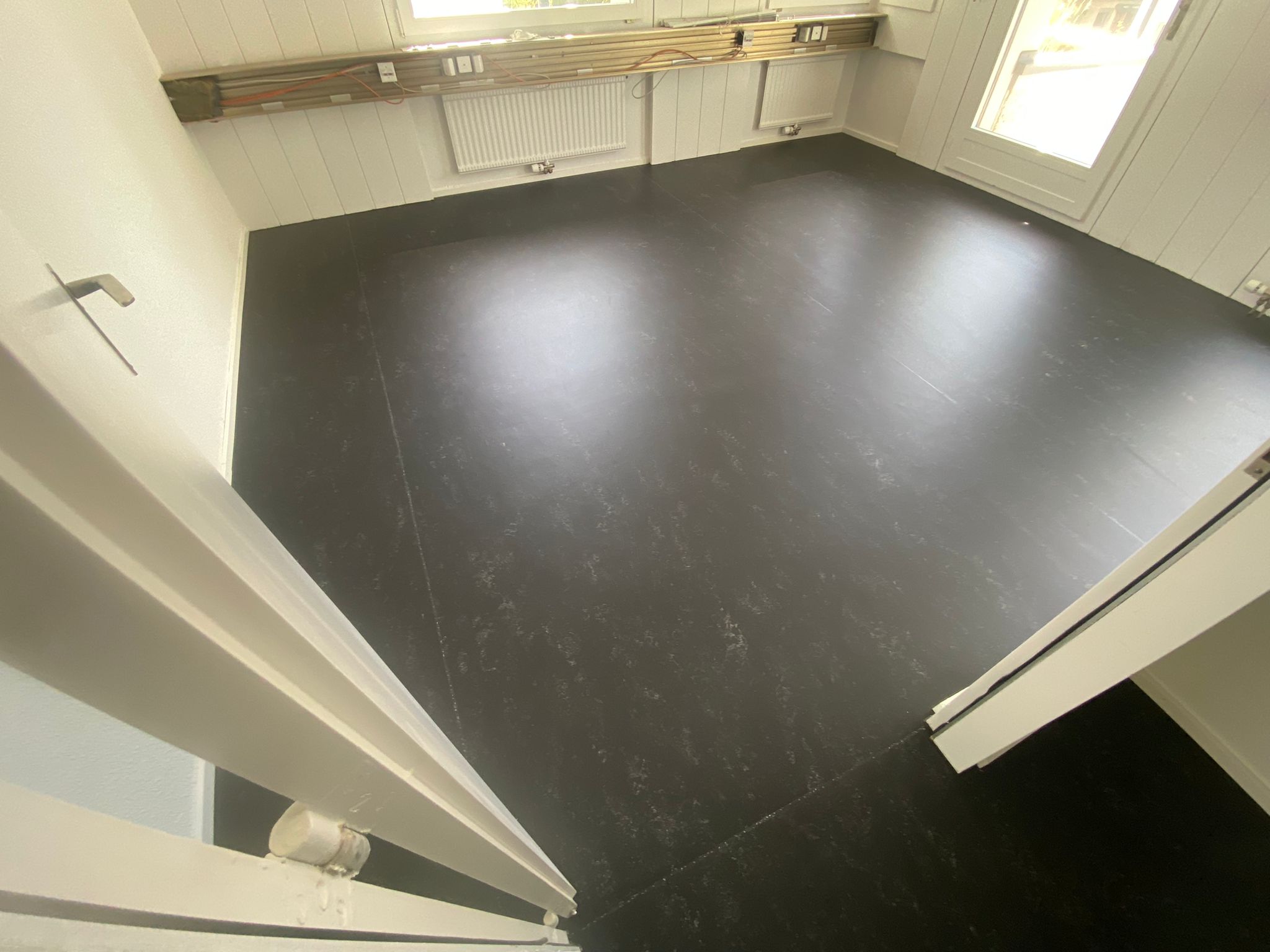 Dunkler Designboden in Küche und Wohnraum