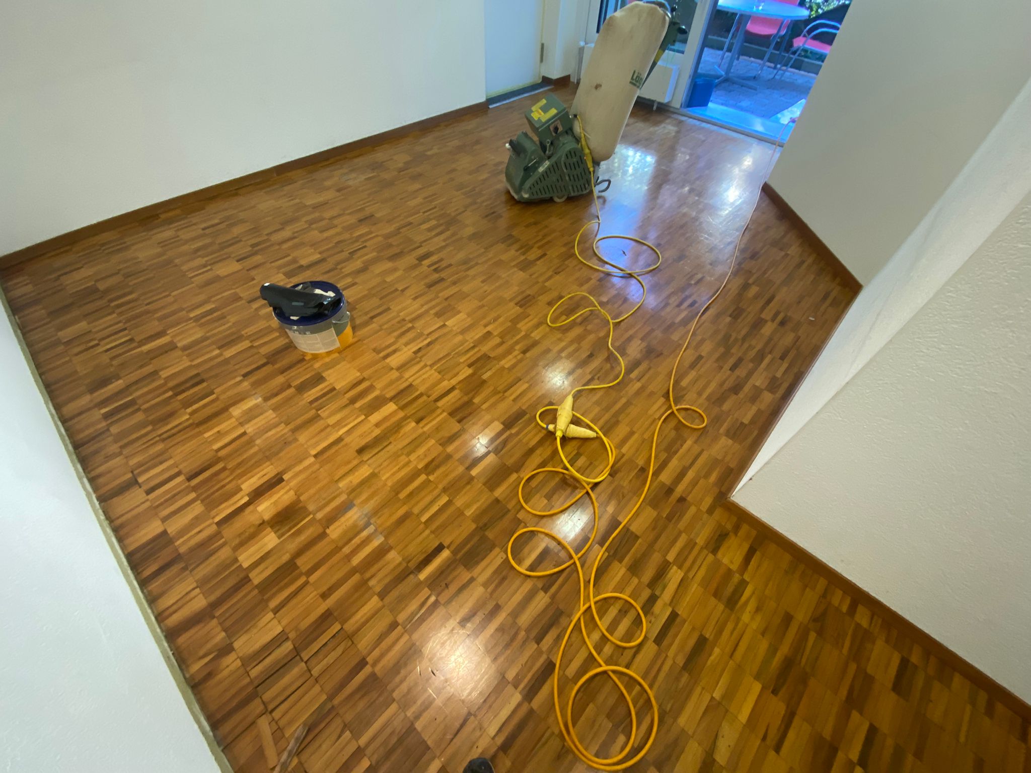 Holzboden während der professionellen Renovation