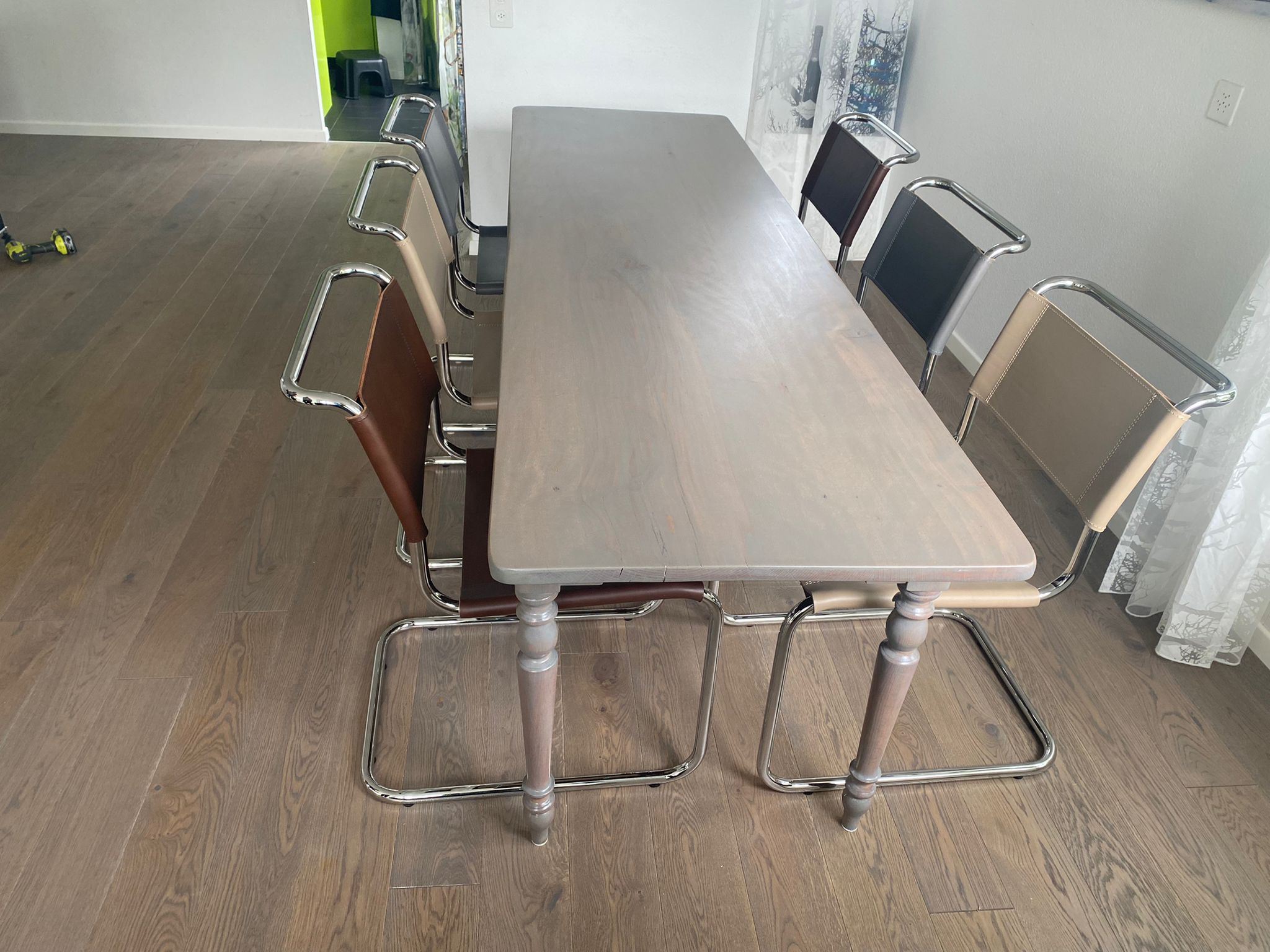 Moderner Designboden im Essbereich